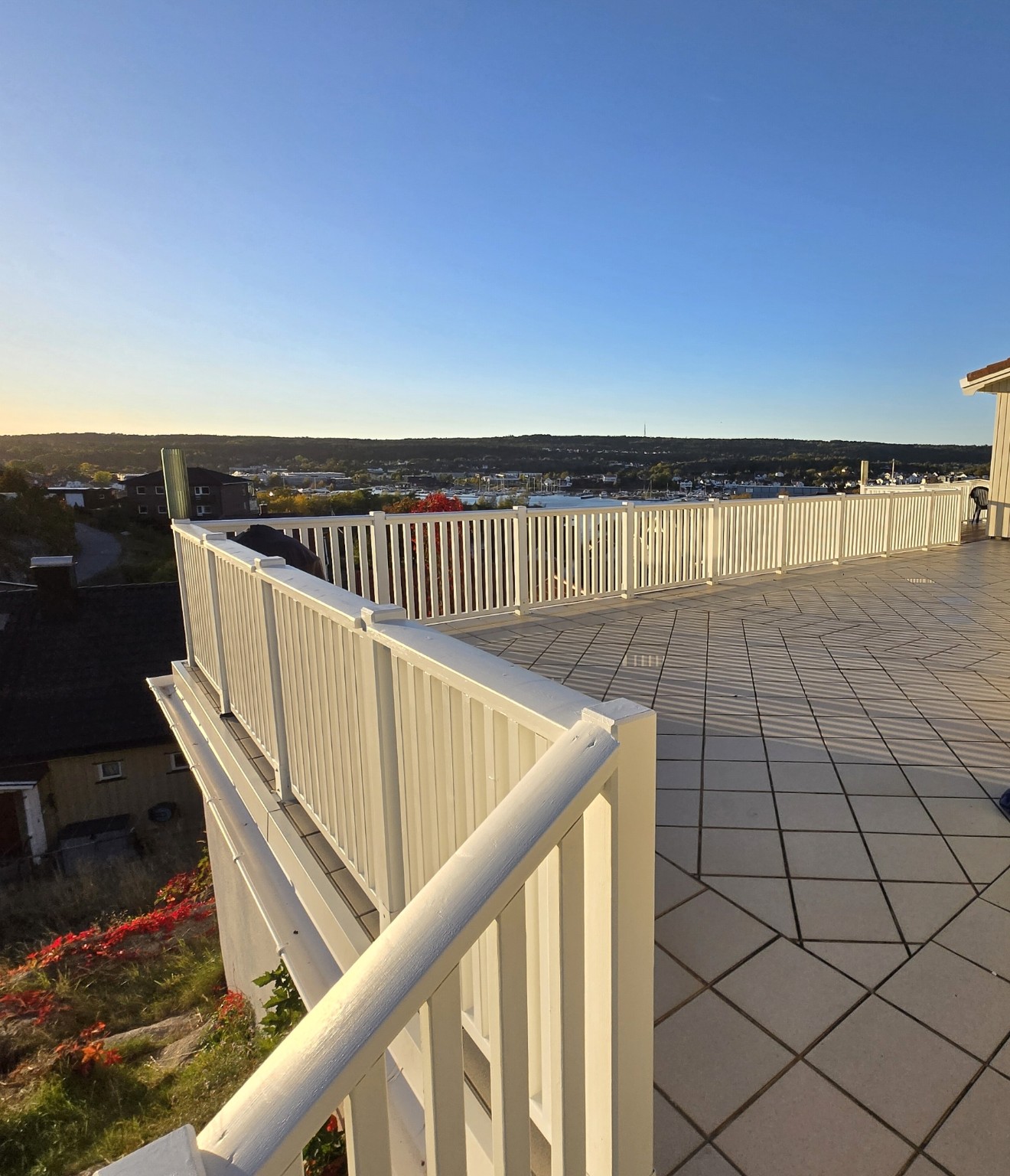 Malt rekkverk på terrasse på Kråkerøy