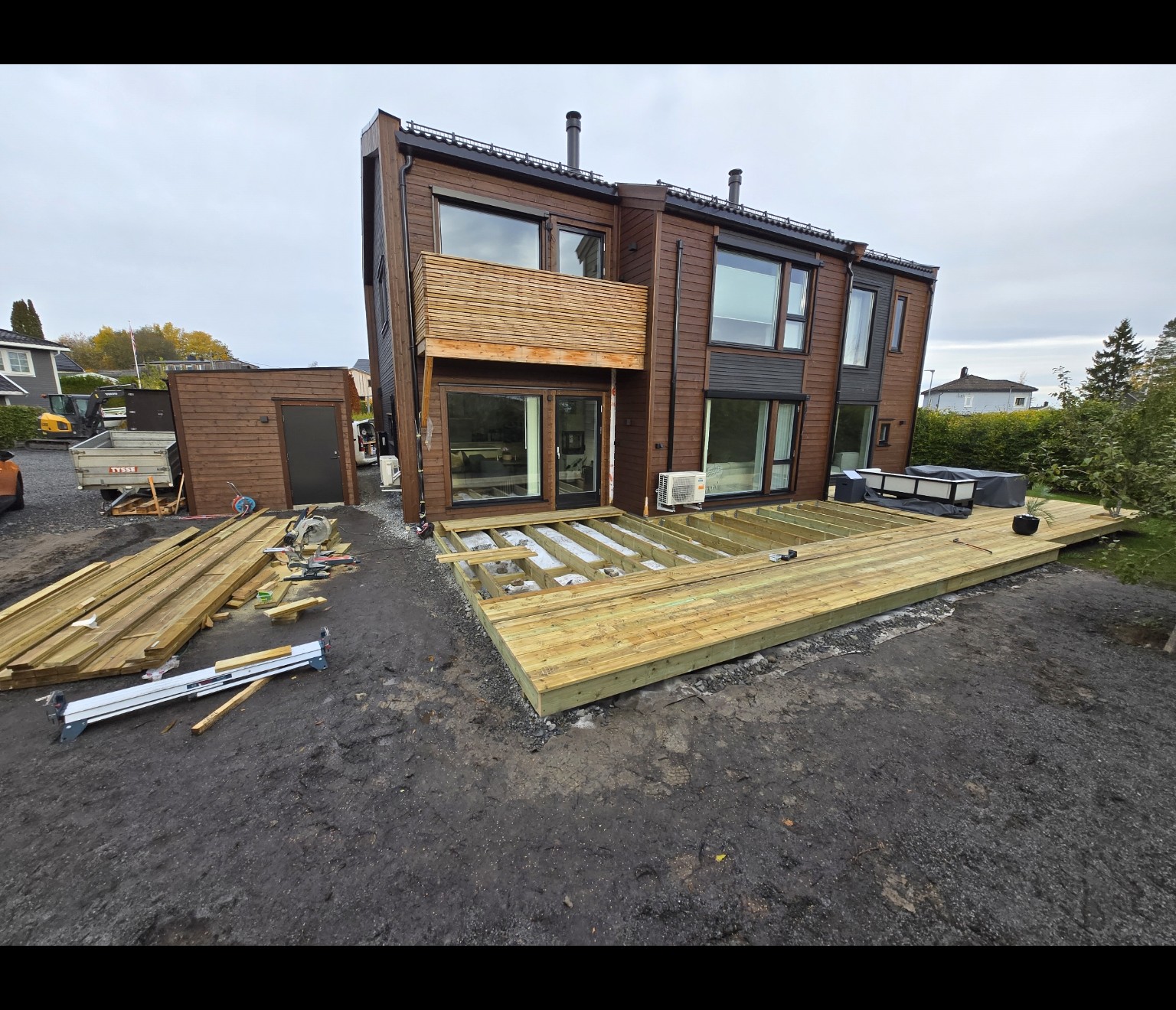Terrasse under oppføring i Ski, med synlig bjelkelag og terrassebord
