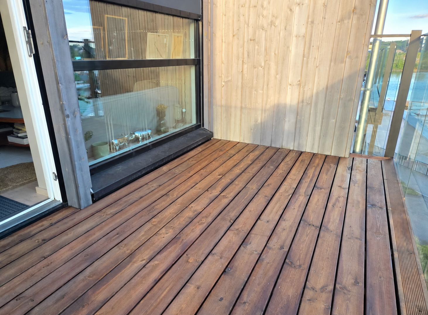 NYE TERRASSEBORD I MØRE ROYAL